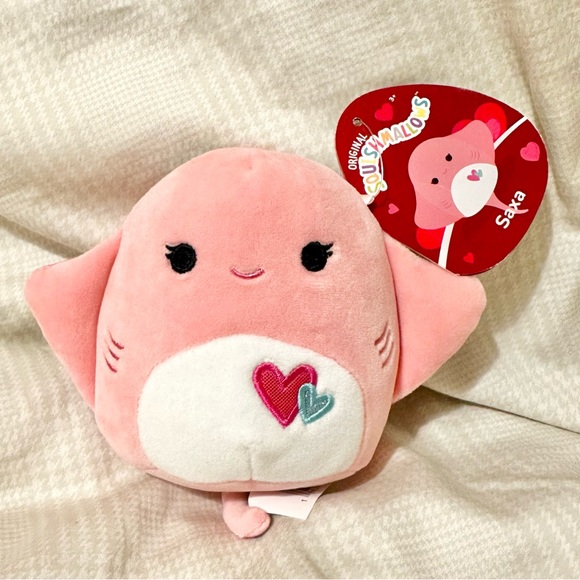 Squishmallows Other - BNWT 5” Saxa the Stingray Valentines Day Squishmallow with Spotted Back 🩷🩵